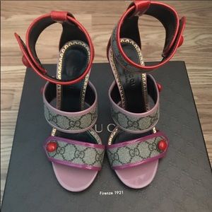Gucci supreme sandals